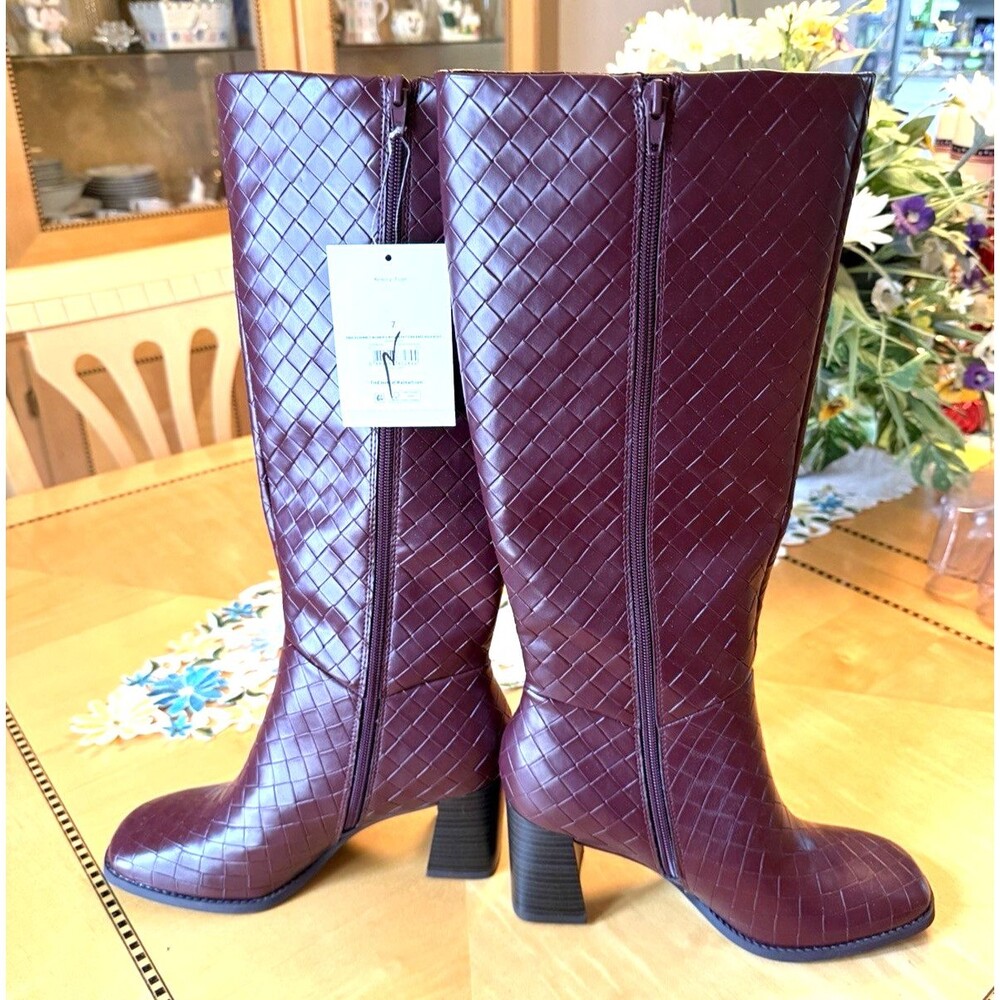 New Women’s Sz 7 Free Assembly Woven Pattern Knee High Boots Burgundy Side Zip